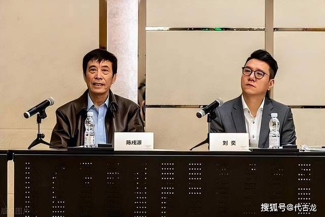 黎漾想通了，第二天她还是乖乖收拾好了行李，跟着他去了机场。